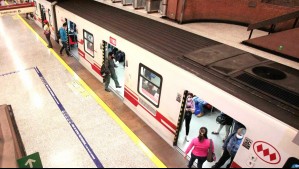Metro de Santiago informa cierre parcial de una estación por manifestaciones en el exterior