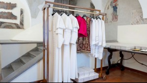 Todo listo para el Cónclave: Vaticano comparte fotos de la Capilla Sixtina y de la ropa que usará el próximo Papa
