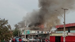 Incendio afecta a local de comida rápida y una pastelería en sector residencial de San Ramón
