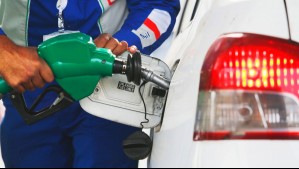 Cliente de bencinera se molesta por cobro y amenaza a bombero con un machete