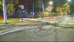 El conductor se dio a la fuga: Camión derriba cinco postes y provoca corte de luz y congestión vehicular en Las Condes