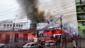 Tres personas desaparecidas y siete lesionadas deja gran incendio en Barrio Puerto de Valparaíso