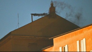 Primer humo negro en el Vaticano: Cardenales aún no eligen al sucesor de Francisco