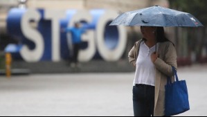 Santiago se prepara para posibles cortes de luz por las lluvias: Compañías eléctricas activan planes de contingencia