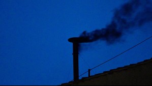 Expectación mundial por el Cónclave: Así fue la primera fumata que arrojó humo negro en el Vaticano