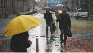 ¿Lloverá con frío en Santiago? Revisa las temperaturas que se registrarán en un lluvioso jueves en la capital