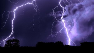 Emiten aviso por tormentas eléctricas en seis regiones de la zona centro y sur del país