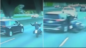 Brutal choque en EEUU: Conductor embiste a motociclista mientras discutían en la carretera