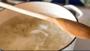 ¿Por qué una cuchara de madera puede evitar que se suba el agua en una olla?