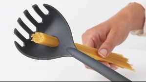 Cumple más de un propósito: La desconocida función del orificio en la cuchara para los fideos