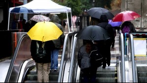 Intensa lluvia cae sobre Santiago: ¿A qué hora terminan las precipitaciones en la capital este jueves?