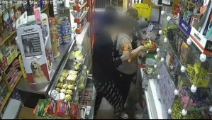 Compró una bebida antes de robar: Video muestra a delincuente sustraer máquina de CajaVecina de un minimarket