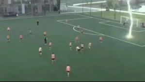 Video muestra momento en que rayo impactó contra una cancha de fútbol mientras serie juvenil de la Fiorentina entrenaba