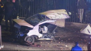Conductor muere tras chocar con otro auto, un árbol y una reja en plena Alameda: Perdió el control y vehículo quedó destruido