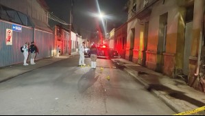 Hombre se encuentra en riesgo vital tras ser baleado en la puerta de su casa en Recoleta: Atacantes percutaron más de 10 disparos