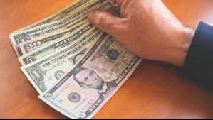 Por un dólar ofrecen 640 pesos: Denuncian cobros abusivos en casas de cambio del Aeropuerto de Santiago