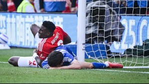 Delantero del Nottingham Forest es operado de urgencia tras brutal golpe en pleno partido: Así fue el momento
