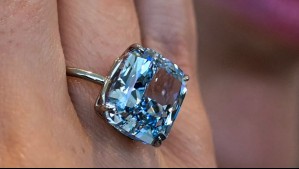 'Es increíblemente raro': El extraño diamante azul que se subastó en 21,5 millones de dólares en Ginebra