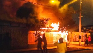 Adulto mayor muere en incendio que afectó a dos casas en El Bosque: Investigan falla de estufa a gas