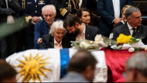 Gabriel Boric asiste a velorio de 'Pepe' Mujica en Uruguay: Tuvo un prolongado abrazo con la viuda del expresidente