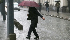 Santiago se prepara para la lluvia, viento y posibles cortes de luz: Este es el plan de contingencia de las empresas eléctricas