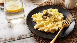 Sin aceite ni grasa: Así hace un chef profesional para que los huevos revueltos no se peguen al sartén