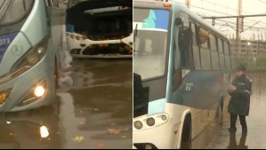 Cámara de Meganoticias captó momento en que imprudente chofer de micro impactó a otro bus en medio de inundación en el Biobío