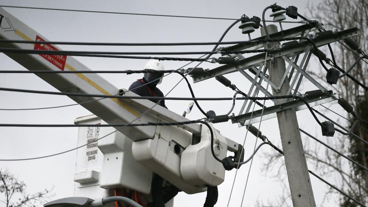 'Pueden durar varias horas': Enel confirma trabajos programados de cortes de luz en tres comunas de la RM este domingo 18 de mayo