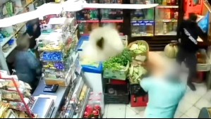 Video muestra a dueño de almacén sacando a 'escobillazos' a delincuentes armados en Lota