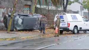 Chocó con árbol y se volcó: Conductor pierde la vida en grave accidente de tránsito en el centro de Santiago