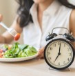 La ciencia reveló un tramo de horario específico e ideal para almorzar sin afectar negativamente el metabolismo basado en la actividad de las clock proteins (proteínas reloj), responsables de regular el ritmo circadiano.