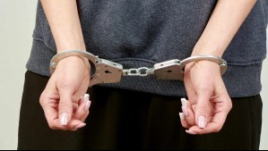 Madre abandonó a sus hijos en un hotel y al otro día la encontraron durmiendo bajo un puente en Argentina