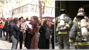 Video muestra masivas evacuaciones por fuerte olor a gas en el centro de Santiago