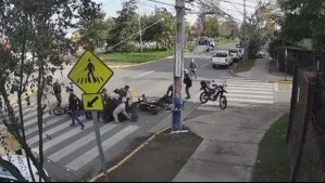 Video muestra el momento exacto: Motorista intenta escapar de fiscalización y choca con funcionarios municipales en Maipú