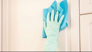 Con estos cuatro ingredientes: ¿Cómo eliminar las manchas de tus puertas blancas?