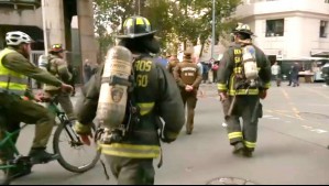 Fuerte olor a gas en diferentes puntos del centro de Santiago: Masiva evacuación de edificios, colegios y de La Moneda