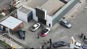 Mall chino alcanzó a cerrar su cortina minutos antes de ser fiscalizado durante operativo en vivo en Pedro Aguirre Cerda