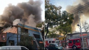 Gran incendio afecta a bodega en la comuna de Santiago