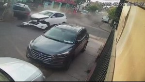 Video muestra a delincuentes chocar con auto en el que viajaba una madre con su hija y luego impactar reja de una iglesia