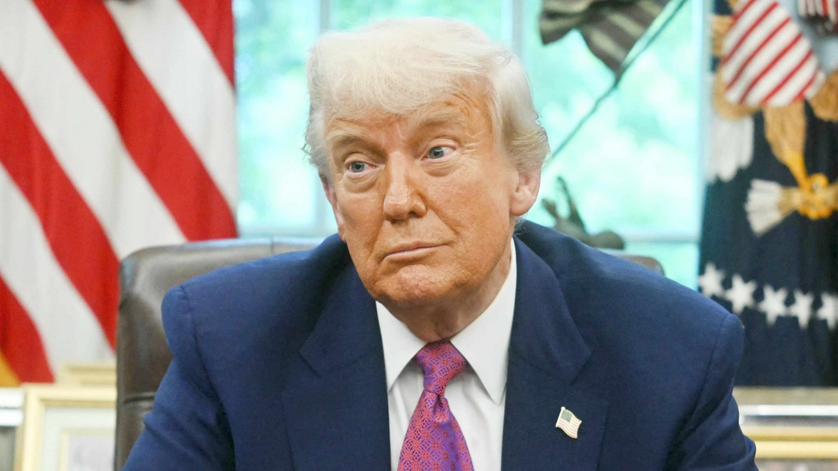 Nueva ofensiva de Trump: Frena matrícula de extranjeros en Harvard y amenaza con arancel de 25% a Apple