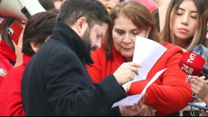 'Esto se tiene que solucionar': Boric sale de La Moneda para conversar con matronas que protestaban por nuevo decreto