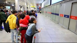 45 chilenos deportados desde Estados Unidos aterrizan en Santiago: Tres mantienen órdenes de detención vigentes