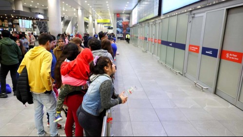 45 chilenos deportados desde Estados Unidos aterrizan en Santiago: Tres mantienen órdenes de detención vigentes