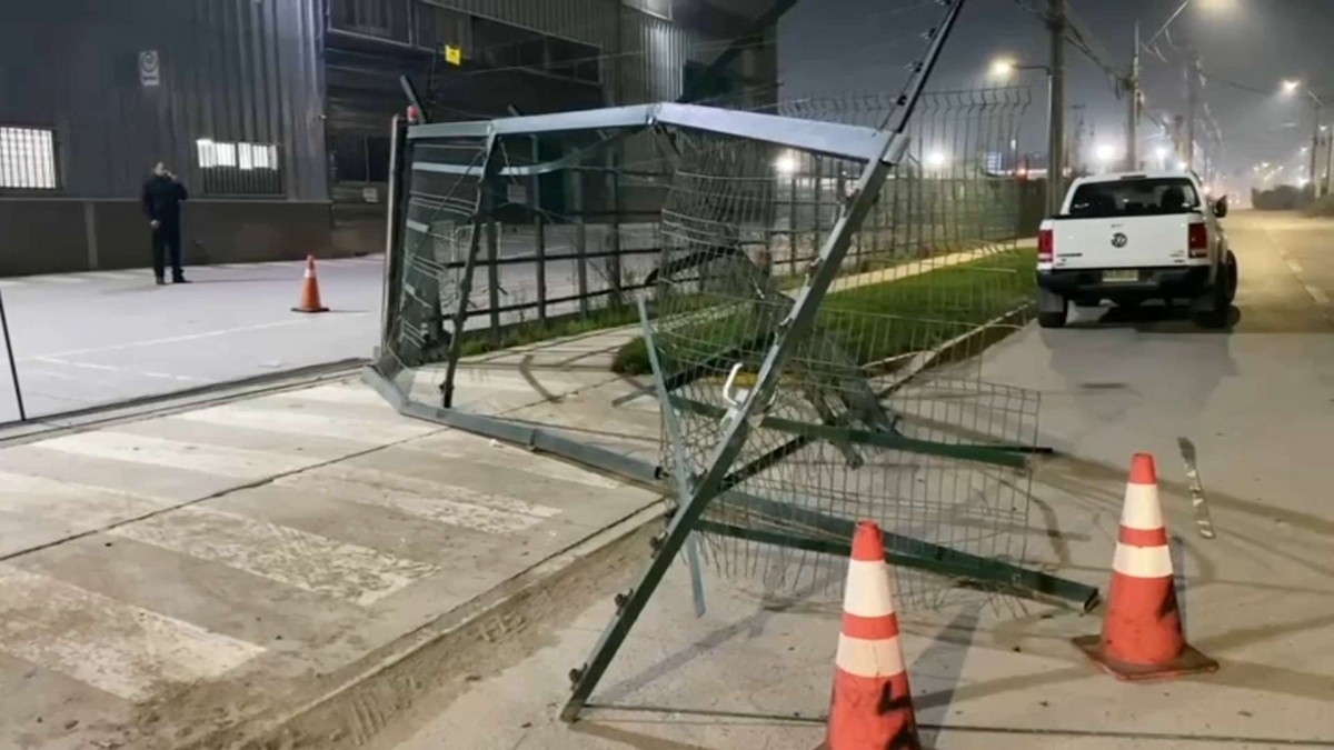 Intimidaron a los trabajadores con un arma de fuego: Sujetos robaron un vehículo avaluado en $70 millones en empresa de Maipú