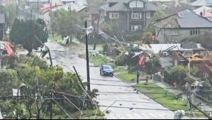 Devastación en Puerto Varas: Imágenes muestran árboles caídos y autos y casas destruidas tras paso de tornado
