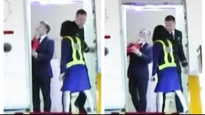 Video muestra a Macron recibiendo cachetada de su esposa al bajar de un avión: Dicen que fue una broma