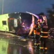 Al menos dos personas fallecidas ha dejado un grave accidente de tránsito ocurrido en la Ruta 5 Sur, en la comuna de San Fernando, luego que, por motivos que se desconocen, un bus de dos pisos volcara.