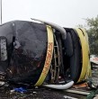 Un bus de dos pisos, con 44 personas a bordo, volcó y dejó un saldo preliminar de dos fallecidos y varios heridos en San Fernando. Revisa cómo quedó el bus y la hipótesis que se maneja al respecto.