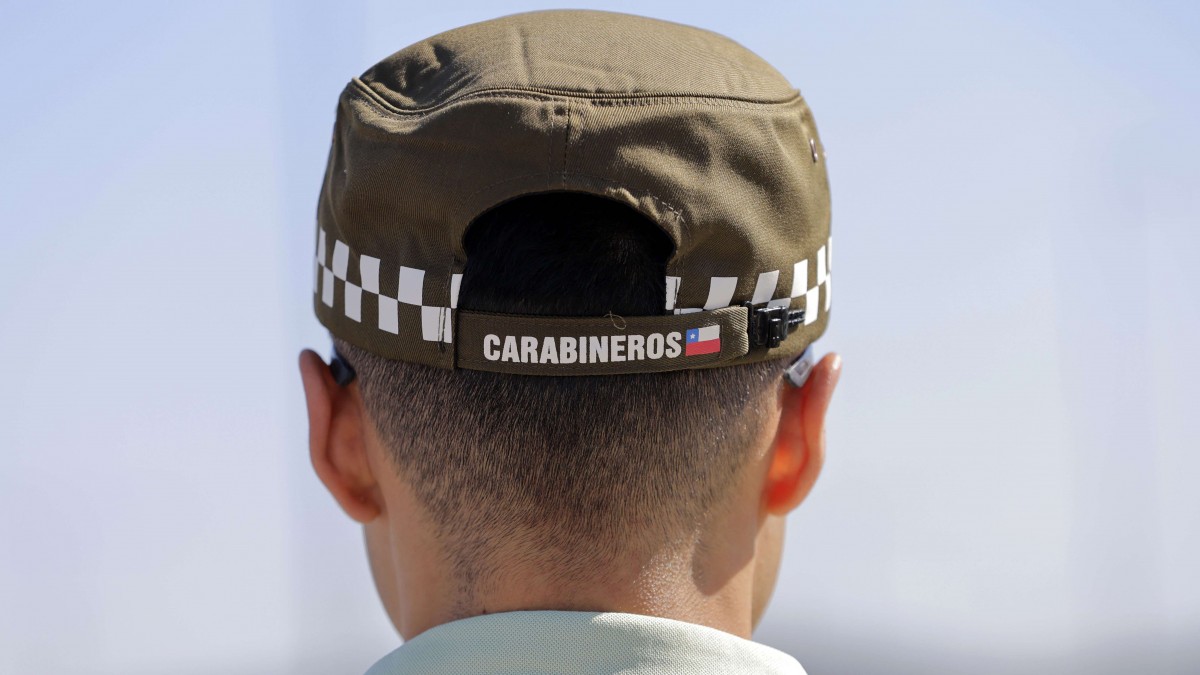 Disfrazados de carabineros: Detienen a tres hombres que huyeron de fiscalización y chocaron banco en Quinta Normal