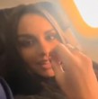 Revisa las imágenes de la desagradable situación que vivieron la modelo Emilia Dides y su pareja, el deportista Sammis Reyes, en pleno vuelo por culpa de una pasajera.